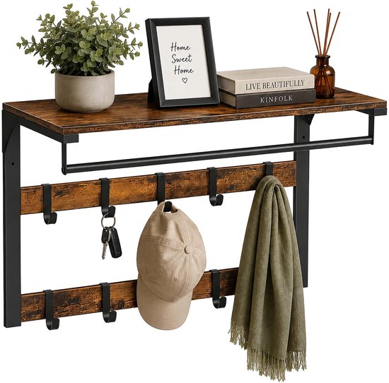 Een halrek met bruine houten plank en zwart frame met zes haken. Een plant, een fotolijst, boeken, een geurdispenser, sleutels, een pet en een sjaal zijn zichtbaar.