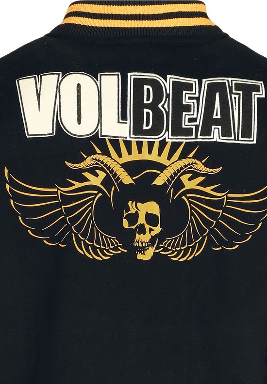 Achterkant van een zwart baseballjack met gele opdruk 'VOLBEAT', gevleugelde schedel en zonnestralen.