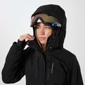Close-up van een vrouw met skibril op haar gezicht en zwarte ski-jas.