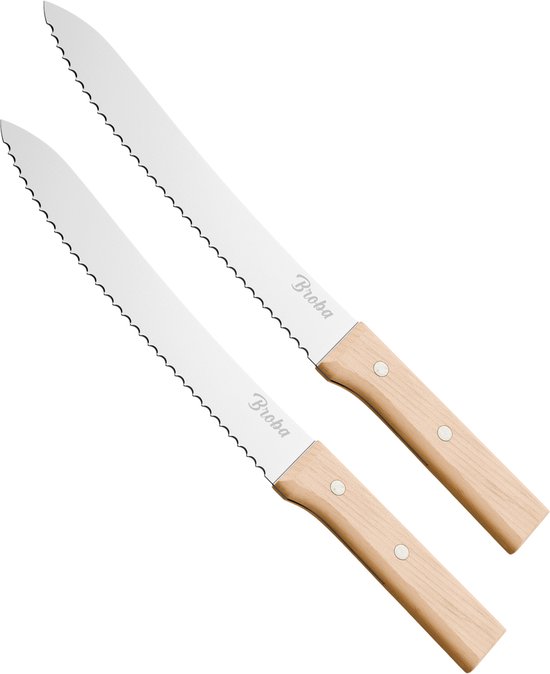 Twee Broba broodmessen met gekartelde bladen en houten handvatten, diagonaal op een witte achtergrond.