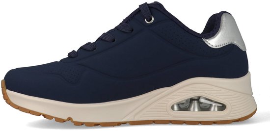 Donkerblauwe Skechers sneaker met zilveren detail op de hiel en een beige zool met luchtdemping.
