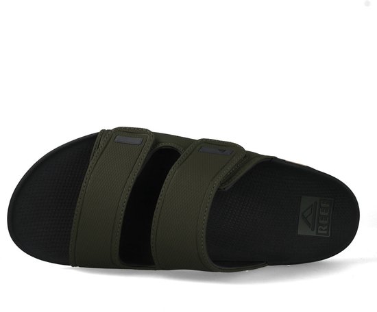 Bovenaanzicht van een militaire groene Reef slipper met twee banden en camouflage zool.