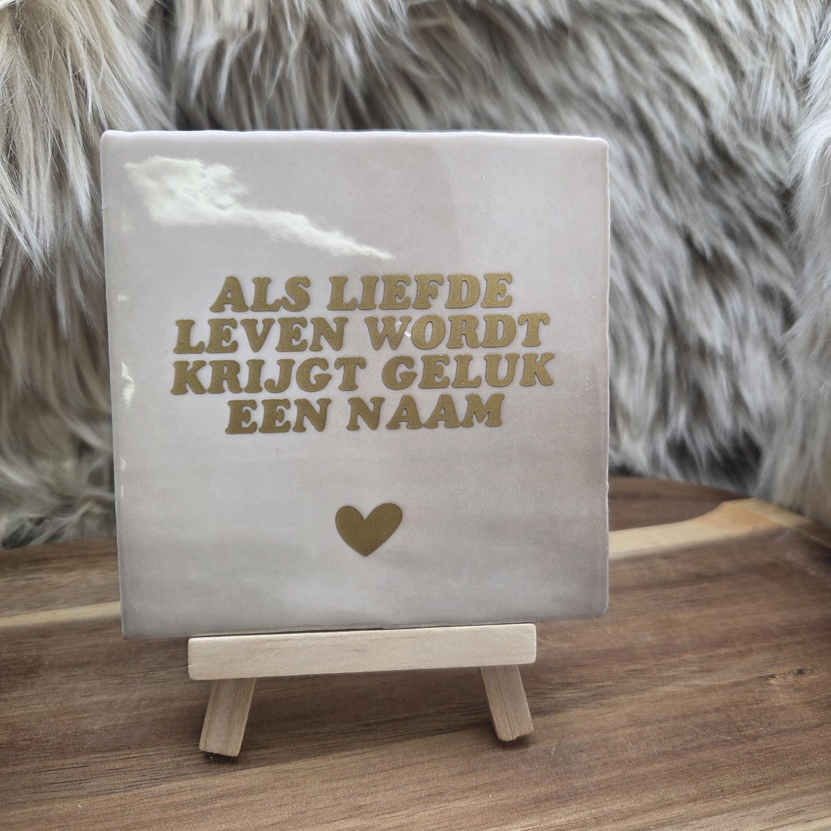 CreaCraft Robuust wenstegeltje "Als Liefde Leven Wordt " – Decoratie & Cadeau Hip trendy tegeltje – Tegeltje met Spreuk – Geboortecadeau – Wanddecoratie – Cadeau voor Nieuwe Woning, Housewarming of Gezinscadeau – Sfeervol en Persoonlijk - Vriend(in) - Zomaar Beige/Goud