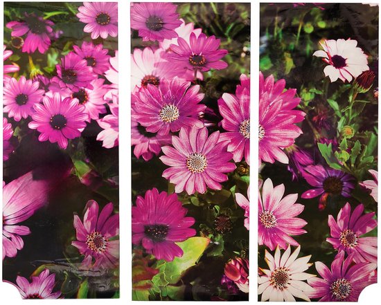 Drie panelen met roze bloemen, verspreid in een tuin.