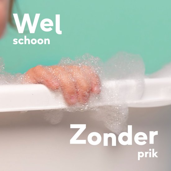Babyhandje in schuimend badwater met tekst: "Wel schoon Zonder prik".