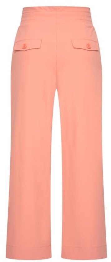 Achterkant van een koraalkleurige broek met wijde pijpen, hoge taille, zakken met knopen op de achterkant en strikdetail.