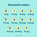 Een baby wordt verschoond. Pampers babydoekjes met de tekst "Pampers babydoekjes behouden de natuurlijke balans van de huid."