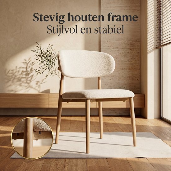 Beige eetkamerstoel met stoffen zitting en rugleuning, en houten frame, met close-up van de poot.