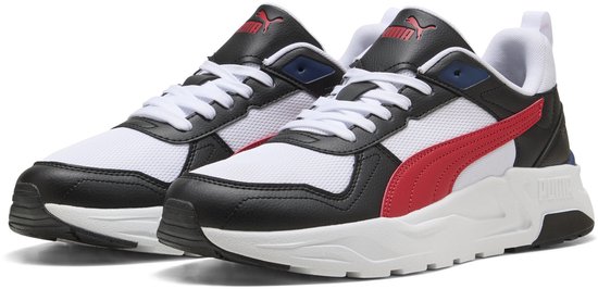 Puma sneakers in wit, zwart en rood. De schoenen hebben witte veters en een witte zool.