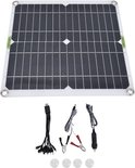 Zwart zonnepaneel met wit frame, oogjes en kabels met autolader, krokodillenklemmen en USB-adapters.