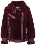 Veste biker en shearling bordeaux avec fermeture éclair asymétrique et accents en cuir noir au col et aux poignets.