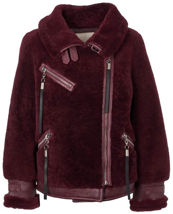 Veste biker en shearling bordeaux avec fermeture éclair asymétrique et accents en cuir noir au col et aux poignets.