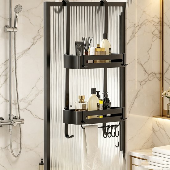 Zwarte douche organizer met twee etages, hangend aan een geribbelde douchedeur, gevuld met flesjes en handdoeken.