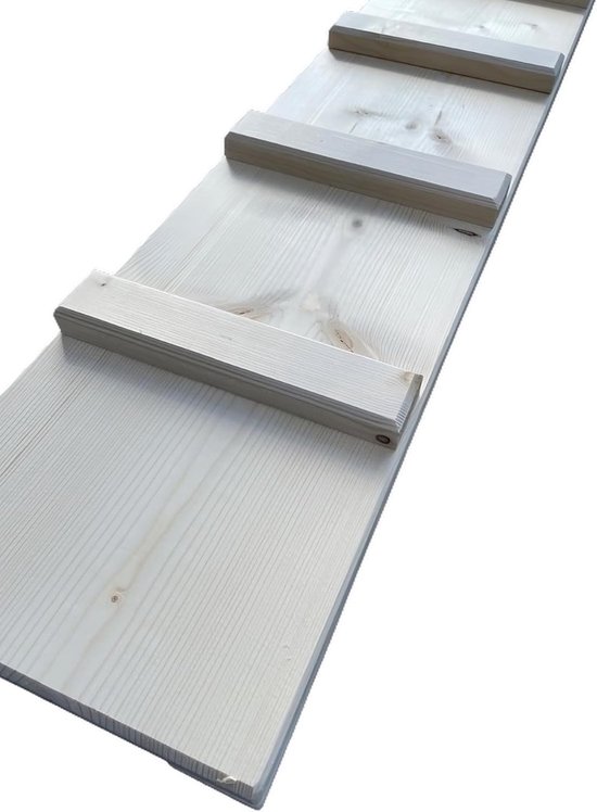 Lichte houten kattenladder met rechthoekige dwarsbalken en heldere houtnerf.