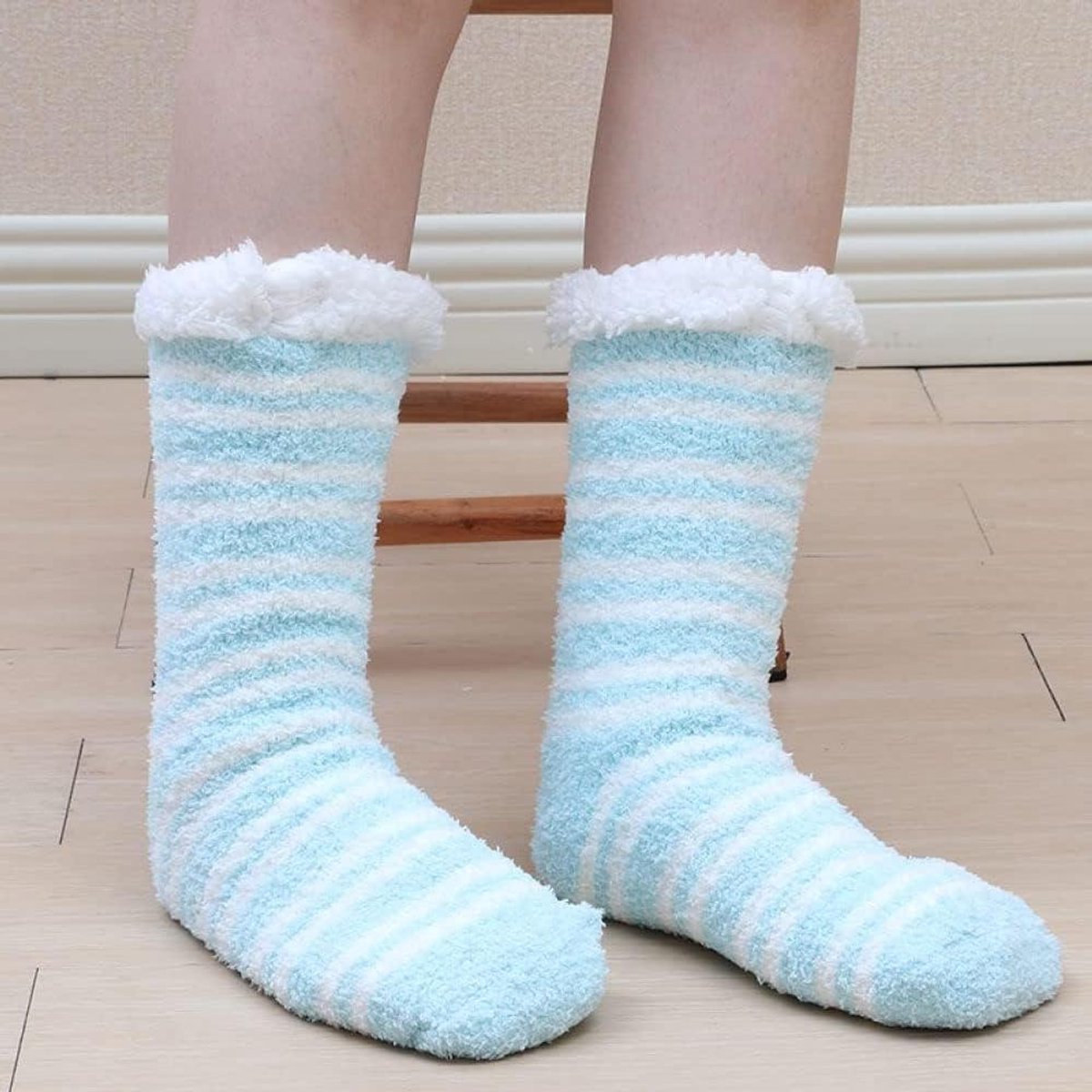 Huissokken Dames - Slippersokken Warm - Comfortabel Thuis - Met Antislip - One Size - Lichtblauw Gestreept