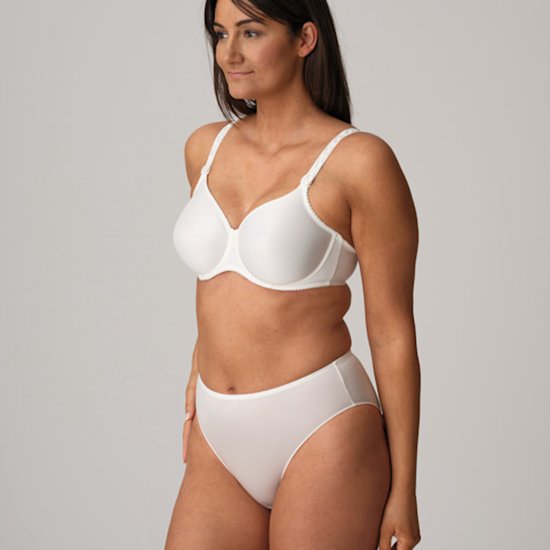 Model in witte beugelbeha en slip