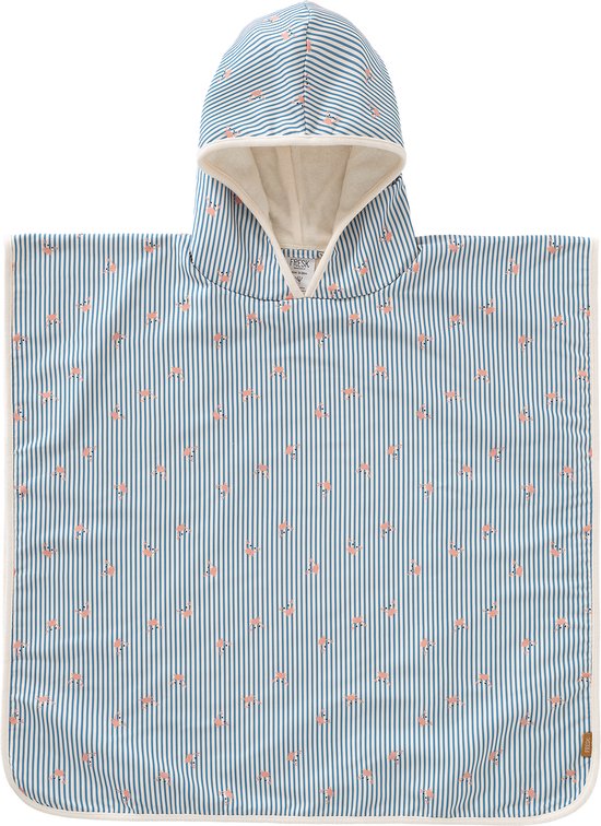 Poncho de bain bleu à rayures blanches et petits crabes orange. L'intérieur est en tissu éponge blanc.