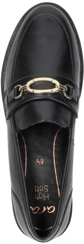 Zwarte leren mocassin met gouden kettingdetail, van boven gezien. Ara, High Soft.