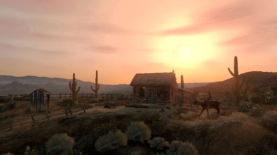 Man op paard rijdt langs een blokhut bij zonsondergang in een droog landschap.