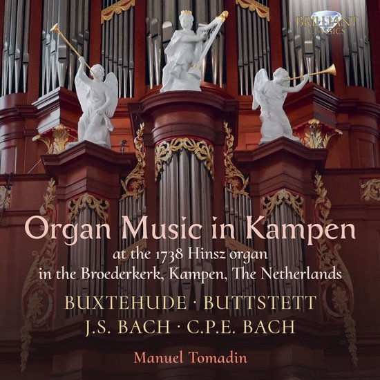 Close-up van een orgel met de tekst "Organ Music in Kampen". Twee engelen met trompetten flankeren een beeld. De tekst luidt "at the 1738 Hinsz organ in the Broederkerk, Kampen, The Netherlands".