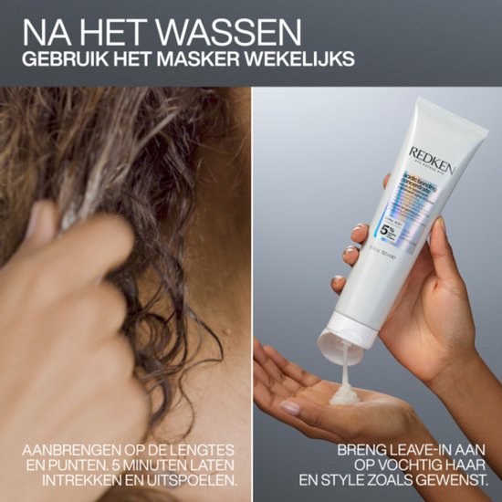 Une main tenant un tube blanc de Redken Acidic Bonding Concentrate, avec une crème blanche sortant, à côté d'une chevelure brune et bouclée mouillée.