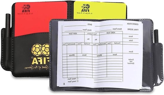 Zwart lederen scheidsrechterskaartenset met rode en gele kaarten en een open scheidsrechtersboekje.