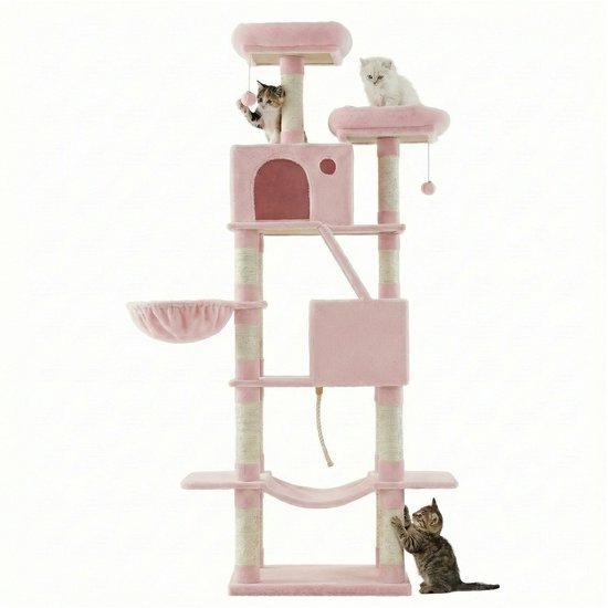 Arbre à chat rose pâle avec des chatons jouant sur les différents niveaux et un chat faisant ses griffes sur un poteau.