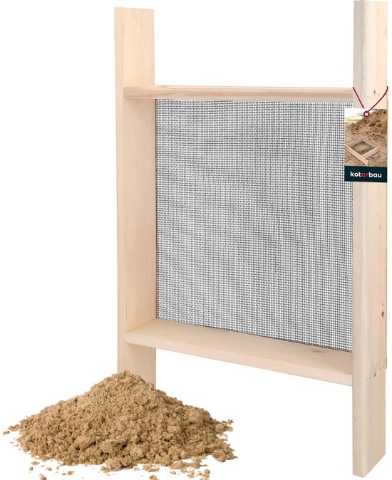 Een houten zeef met gaas staat voor een hoop zand, met een hangend productlabel.