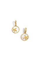 Gouden oorbellen met ronde witte hangers en uitgesneden zeesterren.