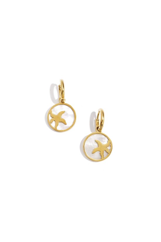 Gouden oorbellen met ronde witte hangers en uitgesneden zeesterren.