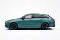 Zij-aanzicht van een groene Mercedes CLA Shooting Brake met zwarte velgen.