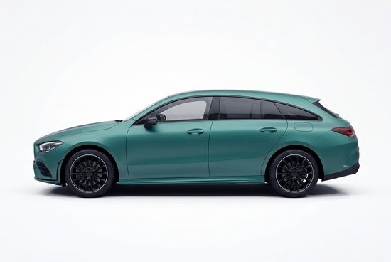Zij-aanzicht van een groene Mercedes CLA Shooting Brake met zwarte velgen.