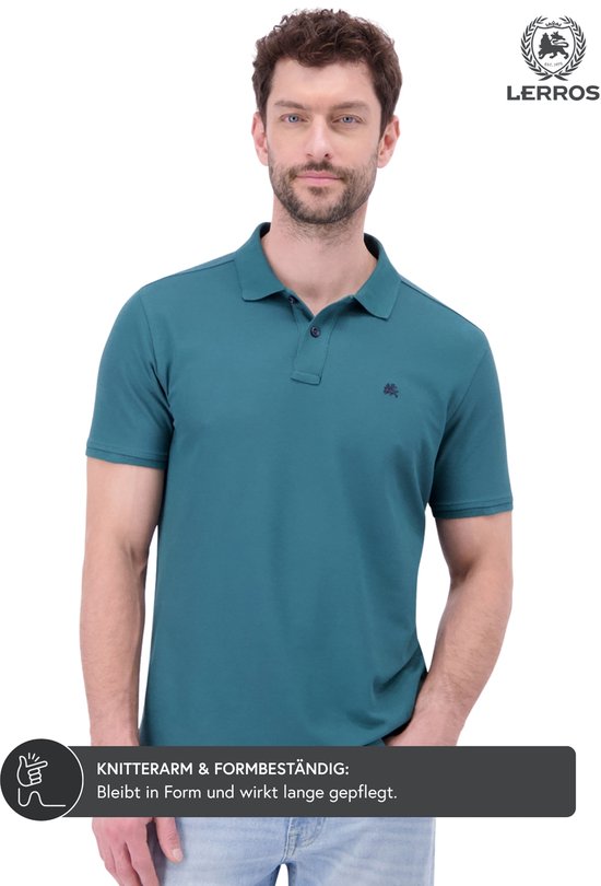 Blauwe polo met donkerblauwe kraag en knopen, model met hand in zak
