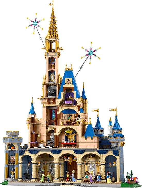 Een LEGO Disney Kasteel, doorsnede toont interieurs met figuren, waaronder Assepoester en Belle.