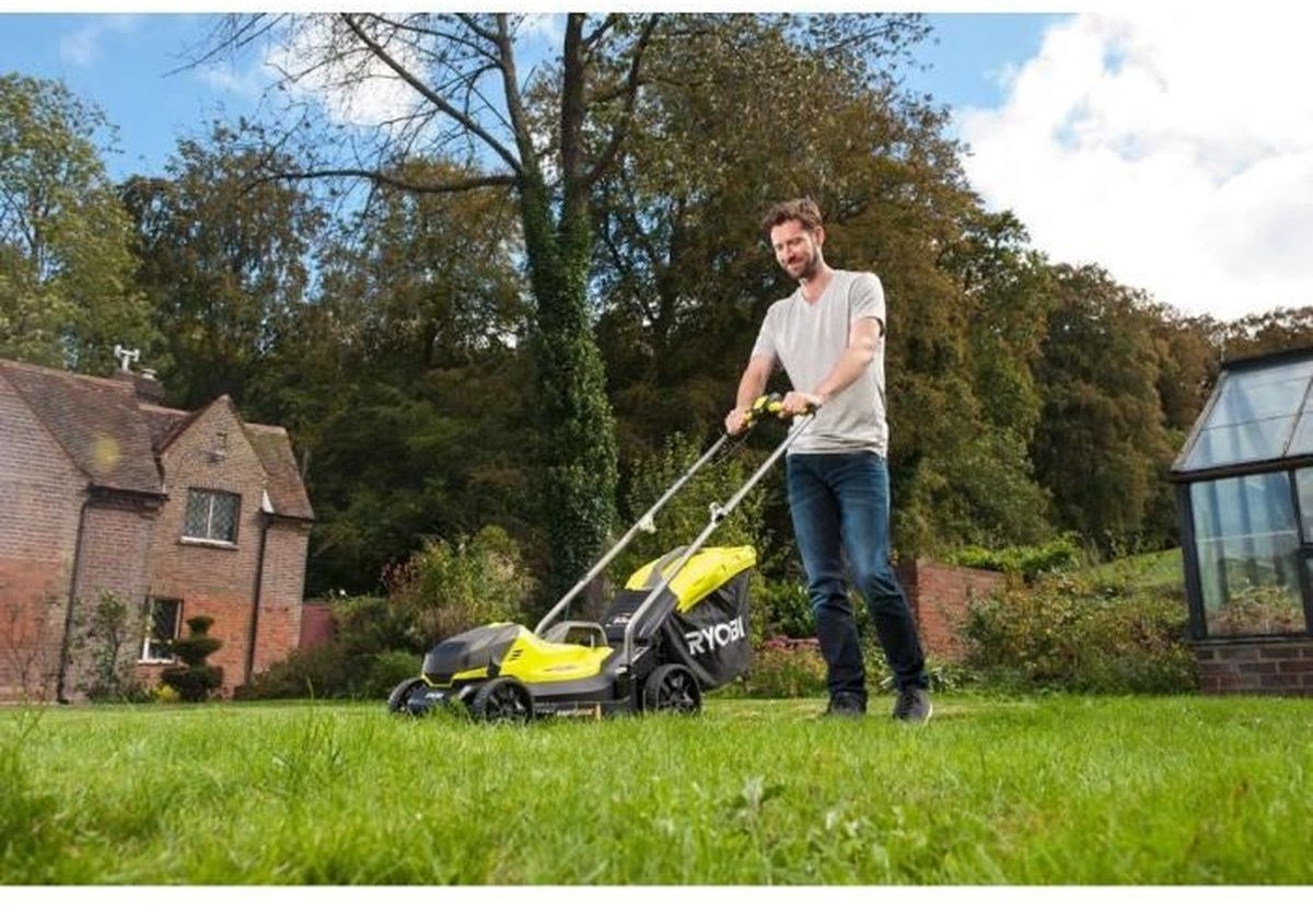 RYOBI ONE+ Pack 18V Cordless Grasmaaier + Trimmer RLM1833BLT1825M : Grasmaaier RLM18X33B40 en Trimmer OLT1825M (incl. 1x4.0Ah accu) thumbnail 4