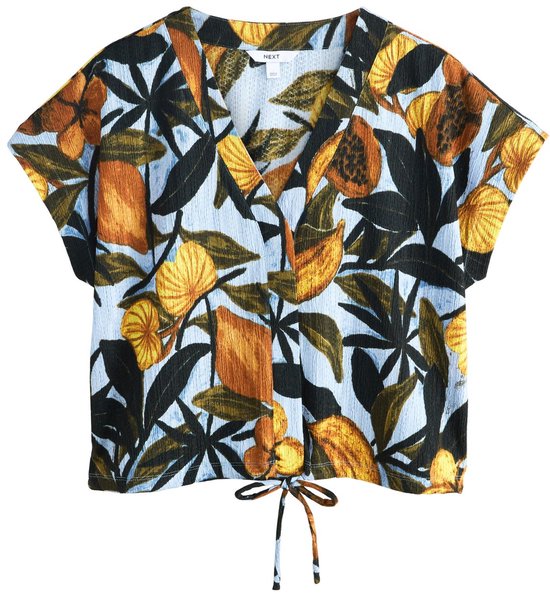 Blauwe top met V-hals, korte mouwen en een tropische print van gele bloemen en oranje vruchten. Een strik aan de voorkant.