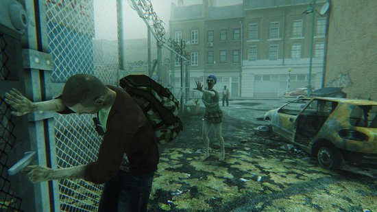 Een zwerver met een camouflage rugzak duwt een hek open, terwijl een zombie in een geruit rokje op hem afloopt.