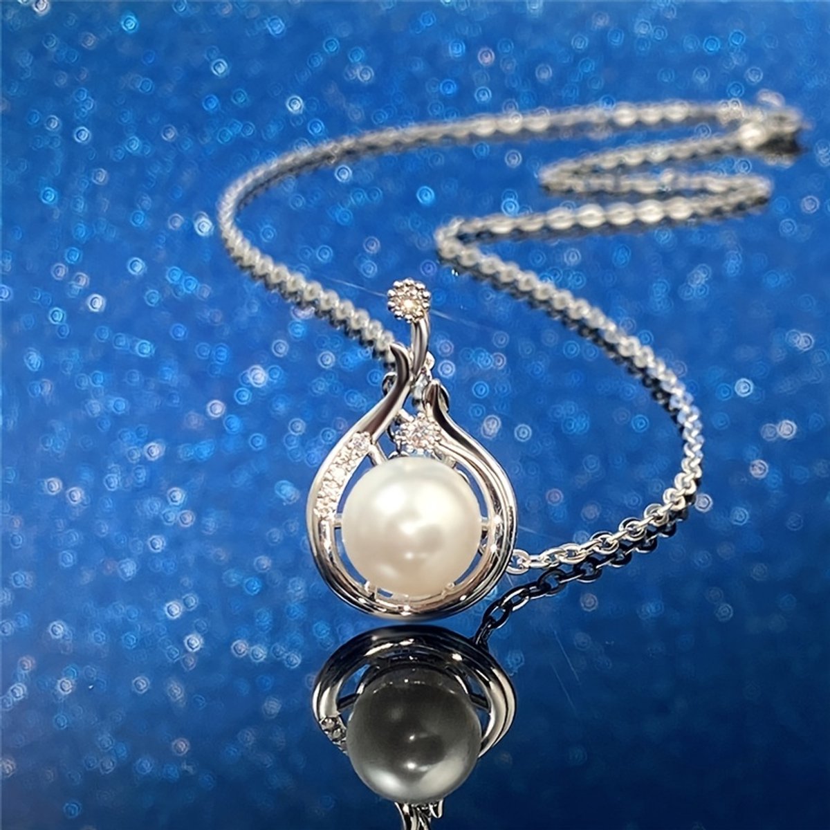 Sjika - Zilveren Ketting Dames met Parel Hanger – Elegante Ketting met Zirkonia – Luxe Sieraad – Cadeau voor Haar