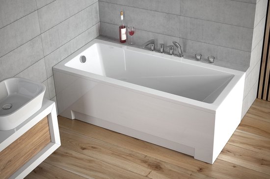 Baignoire îlot blanche moderne avec robinetterie chromée, un verre de vin rouge et un verre à vin.
