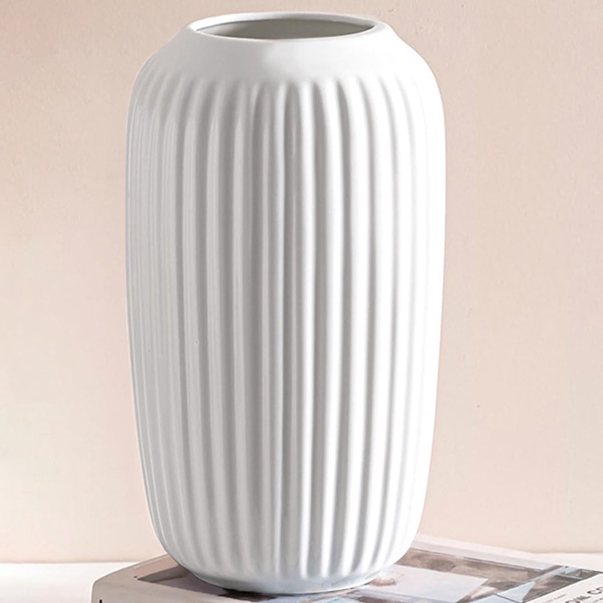Decoratieve Witte Keramische Vaasje voor Bloemen, Modern Design voor Binnen, 25 cm Hoog, Perfect voor Tafeldecoratie