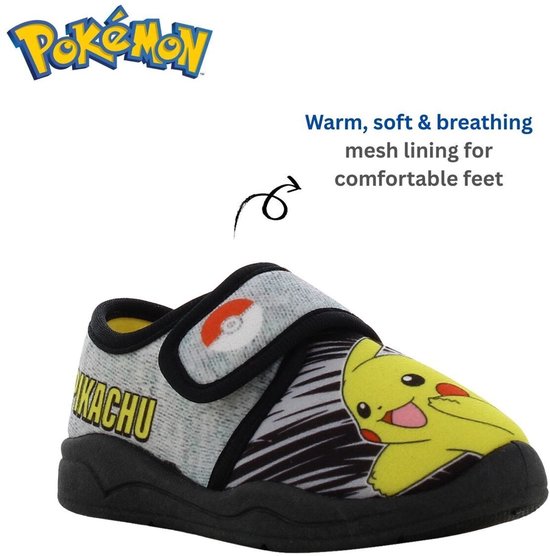 Grijze pantoffel met Pikachu-opdruk en gele letters 'IKACHU' op de zijkant. De voering is warm, zacht en ademend.