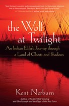 Boek kaft: "the Wolf at Twilight" met een rode, oranje zonsondergang boven een water, met tipi's op de achtergrond.