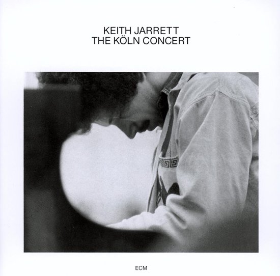 Keith Jarrett, The Köln Concert albumhoes. Pianist gebogen over de piano.