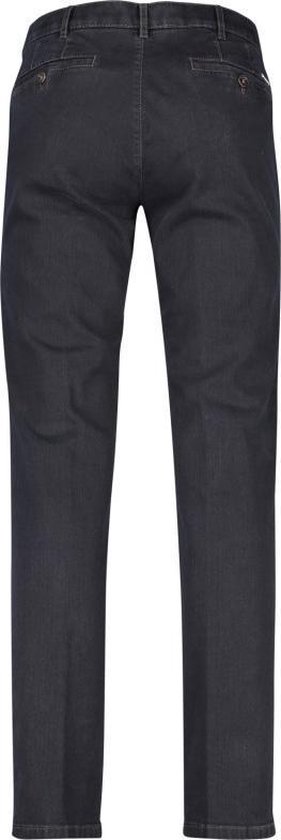 Achterkant van een donkerblauwe jeans met rechte pijpen, riemlussen en twee achterzakken.