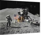 Astronaut salutes beside U.S. flag (maanlanding) - Foto op Plexiglas - 40 x 30 cm