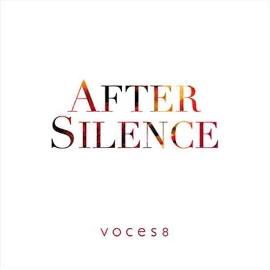 Albumhoes met de tekst 'AFTER SILENCE' in grote letters, gevolgd door 'voces 8' in kleine letters.