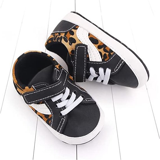Zwarte babysneakers met luipaardprint op de zijkanten en de hiel, met witte veters.