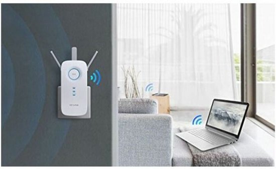 TP-Link WiFi Range Extender in een stopcontact, naast een laptop in een woonkamer.