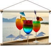 Textielposter - Kleurrijke Cocktails met Uitzicht op Zee - 60x40 cm Foto op Textiel