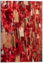 Dibond - Rode Sleutelhangers met Chinese Tekens aan een Muur - 70x105 cm Foto op Aluminium (Met Ophangsysteem)